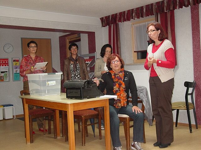 Szenenfoto „Der Damenclub der schönen Künste“ – Theatergruppe Rohr, Spielzeit 2012