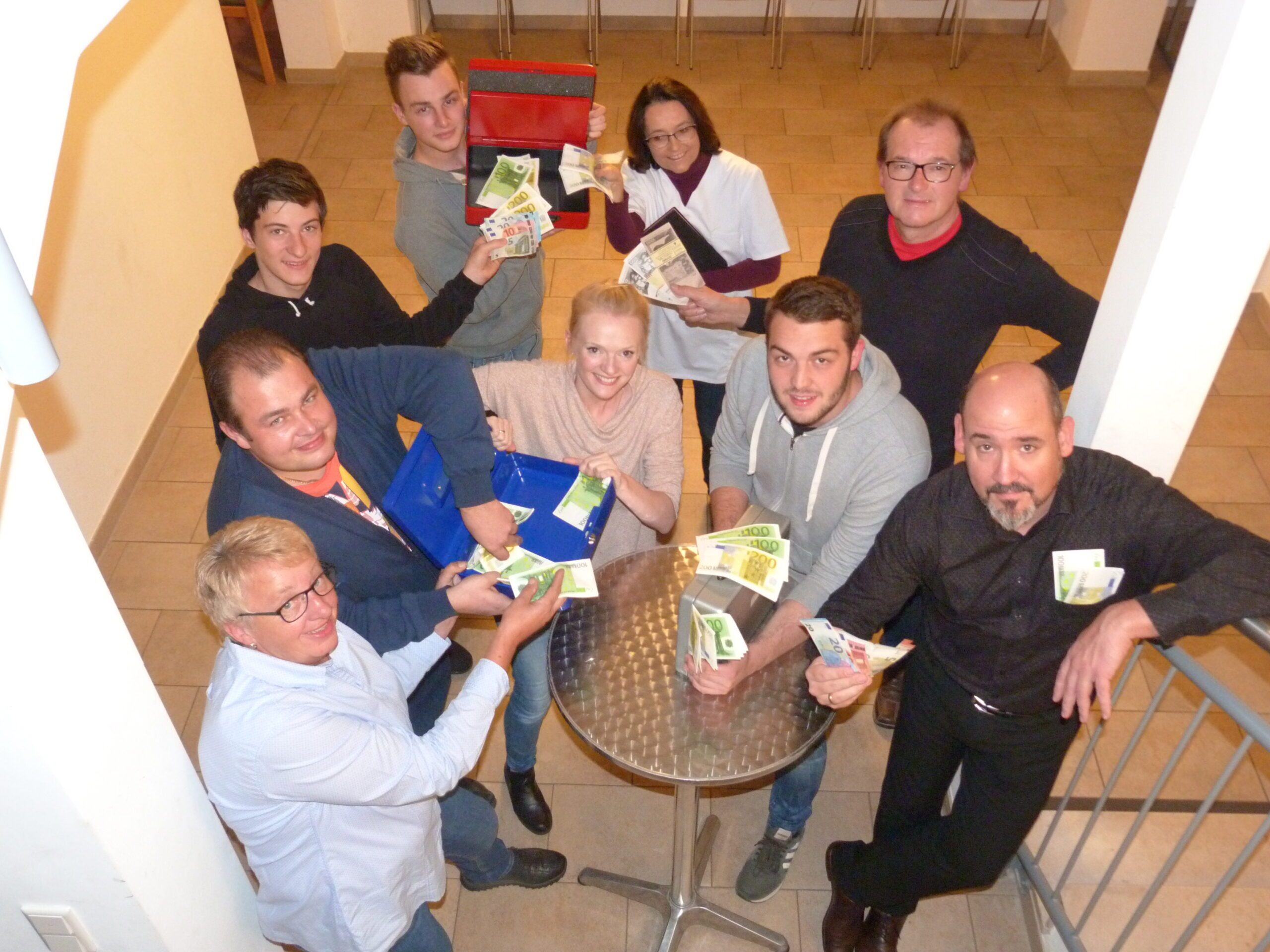 Szenenfoto „Und ewig rauschen die Gelder“ – Theatergruppe Rohr, Spielzeit 2020