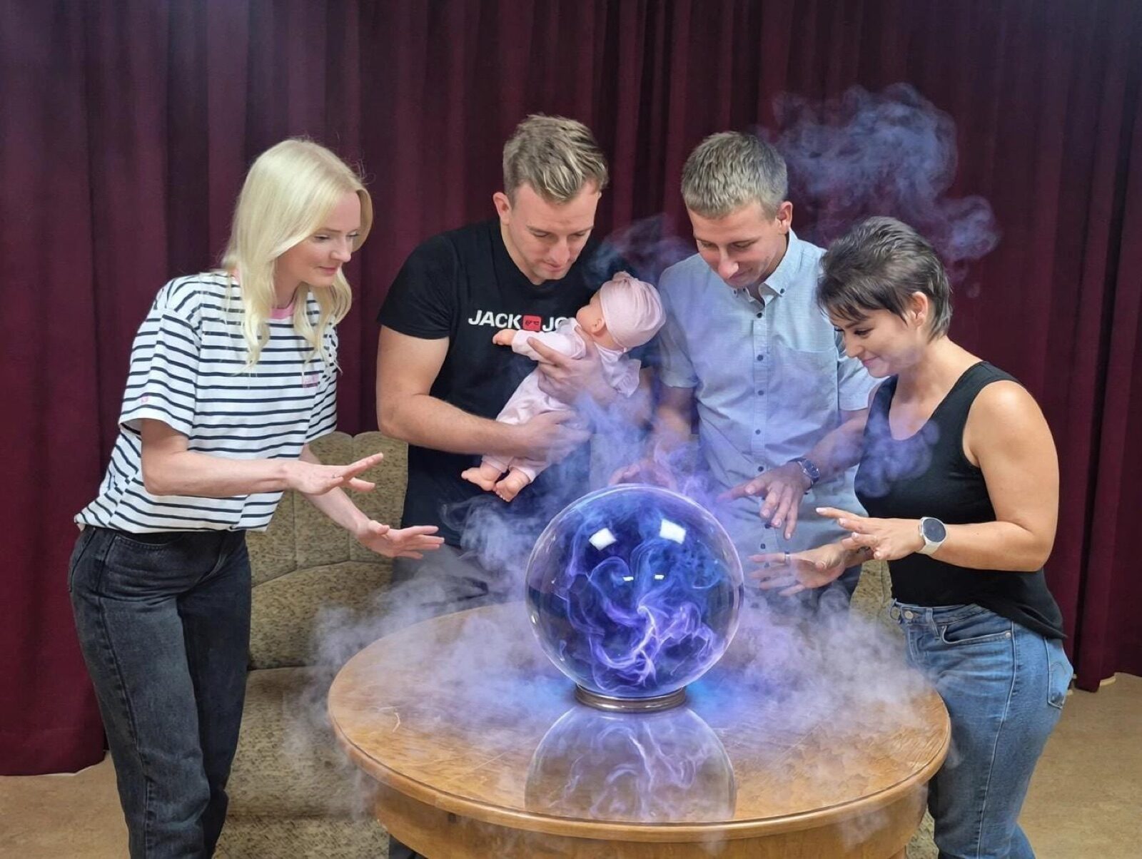 Vier aff amoll, Einakter „Die Prophezeiung“: Ensemble um eine leuchtende Glaskugel Vier aff amoll, Einakter „Die Prophezeiung“: Ensemble um eine leuchtende Glaskugel