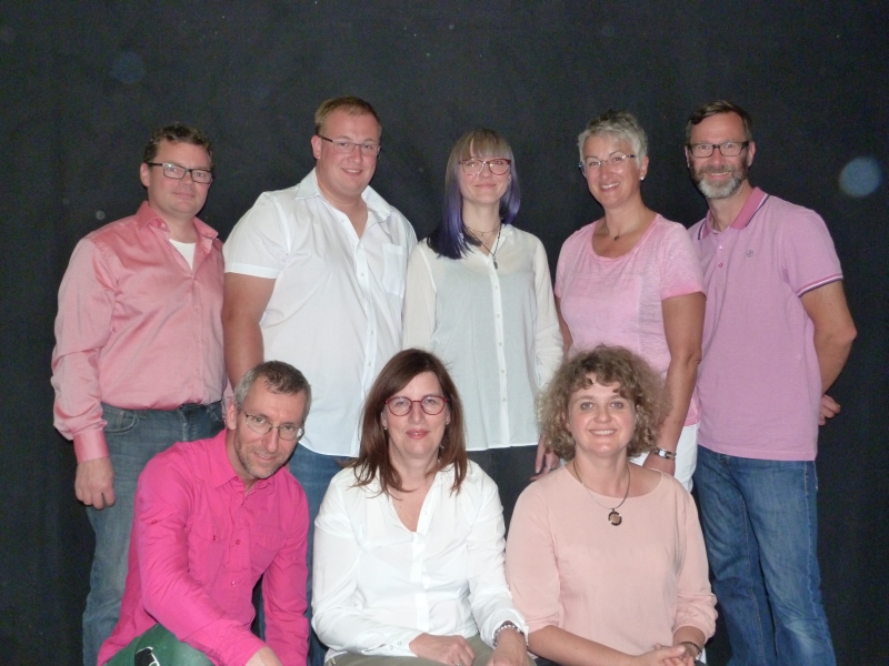 Szenenfoto „Wer trägt schon rosa Hemden?“ – Theatergruppe Rohr, Spielzeit 2019